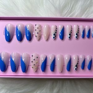 I’m selling blue cheetah press on nails which comes with glue in the box